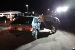 Iban en auto con droga y pastillas