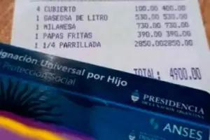 Una pareja pag con la tarjeta de la AUH la cuenta de un restaurante y fue criticada por el dueo