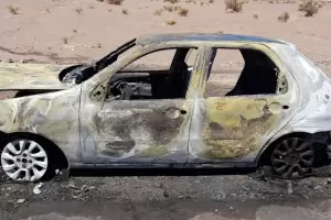 Docentes salvan sus vidas de milagro al incendiarse el auto en el que viajaban