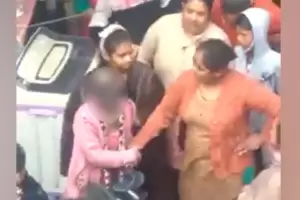 Horror en la India: Una mujer fue golpeada y violada en pblico por rechazar a un hombre