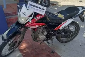 Atraparon a un hombre que empujaba una moto robada