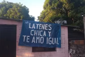 Sorprendi a su pareja con un inslito cartel por el Da de los Enamorados