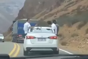 Mendoza: 4 turistas brasileros viajaban sentados con medio cuerpo fuera del auto y los detuvieron