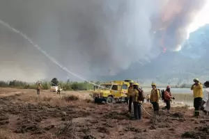 Chubut: 50 brigadistas combaten un incendio en la zona cordillerana