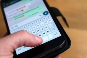 Un estafador le pidi una transferencia por WhatsApp: se dio cuenta y le jug una broma