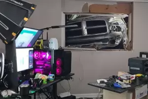 Haca un stream por Twitch en su casa y una camioneta atraves la pared