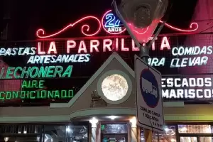 Tras haberse burlado de la pareja que pag con la tarjeta de la AUH, puso en venta el restaurante
