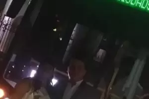 Llegaron a su casamiento en un colectivo de l�nea