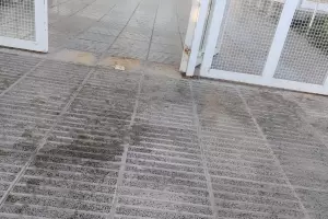 Una mujer le habra rociado cido en la cara a otra en un jardn de infantes