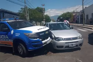 Un mvil policial protagoniz un siniestro vial en el centro de la capital