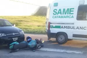 Un auto choc contra una moto y uno de los conductores result herido