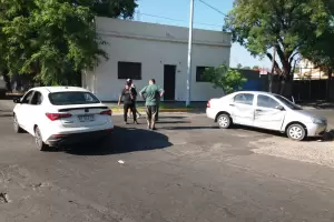 Dos autos protagonizaron un accidente vial en el centro de la capital