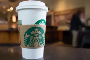 Empleados de Starbucks le ofrecieron ayuda a una joven por una situacin de presunto acoso: "Ests bien?"