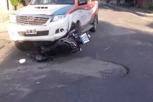 Motociclista grave tras ser colisionado por un auto