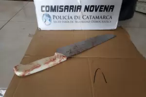 Un joven atac con un cuchillo a una mujer y amenaz a los policas y vecinos