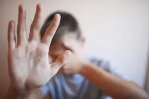 Denuncian a un funcionario por abuso sexual