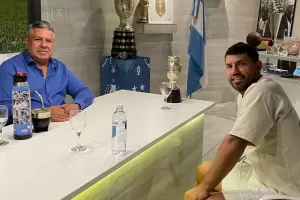 Tras confirmar que viajar al Mundial de Qatar 2022, el Kun Agero se reuni con el Chiqui Tapia