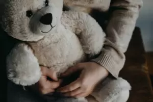 Bronca y decepcin por la condena a solo 3 aos en suspenso a un abuelo que abus de su nieta