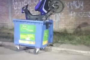 Una moto apareci tirada en un basurero de Santa Mara