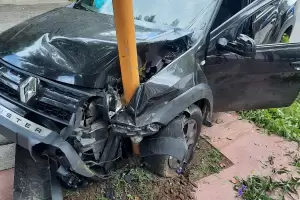 Se durmi� al volante y se estrell� contra un poste
