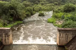 Aguas de Catamarca trabaja para mitigar efectos de algas en el Dique Las Pirquitas