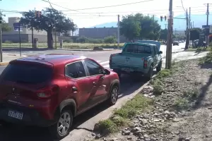 Chocaron un auto y una camioneta y dos personas resultaron heridas
