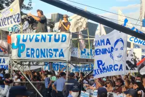 Importante multitud espera al Presidente en Av. Gemes