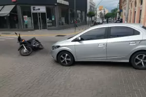 Fuerte choque entre un auto y una moto en pleno centro