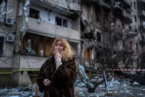 Las tropas rusas bombardearon Kiev y hay enfrentamientos en el norte de la ciudad