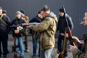 Las fuerzas ucranianas entregan miles de rifles a los civiles mientras se enfrentan con invasores rusos en Kiev