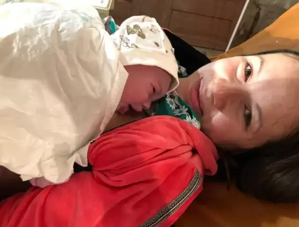 dio a luz en el bombardeo