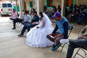 Tenan turno para vacunarse el mismo da de su casamiento y asistieron con la ropa de la ceremonia religiosa