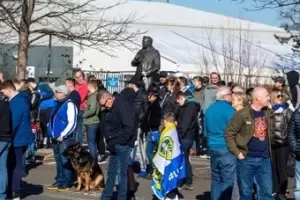 Cientos de hinchas del Leeds protestaron por el despido de Marcelo Bielsa: Carteles, dedicatorias y una carta