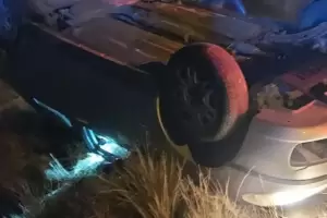 Manejaba alcoholizado con 14 amigos en el interior del auto y volc