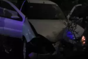 Violento accidente: un auto se incrust en un poste de luz