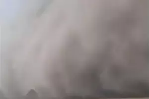 Las im�genes del instante en que una cortina de humo y cenizas inund� una ruta en Corrientes