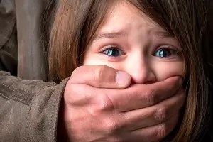 Denunci al padrastro y a un to materno por el abuso sexual de la amiga de su hija