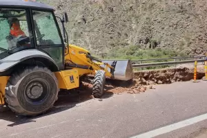 Debido a las lluvias y la crecida del ro, interrumpieron el trnsito en RN 40, Quebrada de Beln
