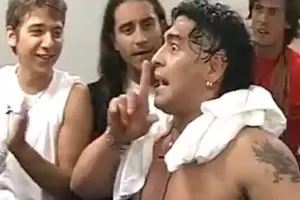 Ex participantes de Gran Hermano revelaron qu tena el paquete que entr Diego Maradona a la casa