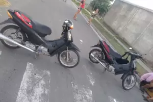 Colisin entre motos dej heridos