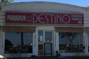 Bomberos voluntarios que ayudaron en Corrientes fueron a comer a un restaurante y les dieron una sorpresa
