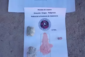 Llam� a la polic�a y les entreg� la droga de su hijo