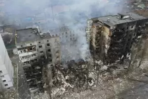 Ucrania acus a Rusia de haber atacado un corredor humanitario en Mariupol