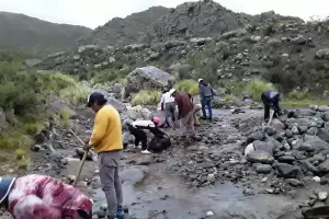 Con pala y pico padres y docentes intentan abrir camino para los chicos puedan llegar a la escuela