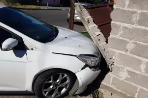 Buscan a un automovilista que choc contra dos viviendas y escap