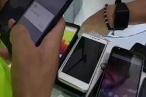 Detienen a dos peristas de celulares robados