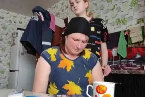 Un soldado ruso muri en la guerra y su madre cav su tumba, pero se niegan a entregarle el cuerpo