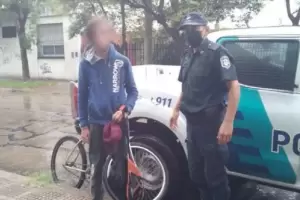 Un adolescente de 14 a�os se fug� de su casa para irse con una mujer y su hijo