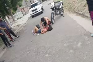 Perdi el control de la moto y cay sobre el cordn: una joven result herida