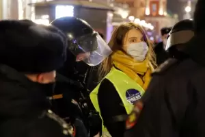 Medios internacionales privados y estatales suspenden su cobertura desde Rusia